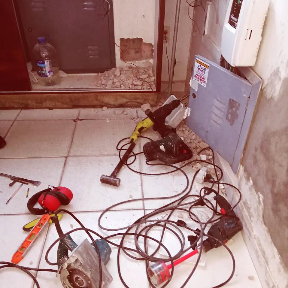 Manutenção elétrica com cabos e ferramentas em área técnica